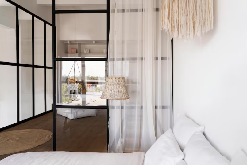 Современное пространство без границ: преимущества раздвижных дверей