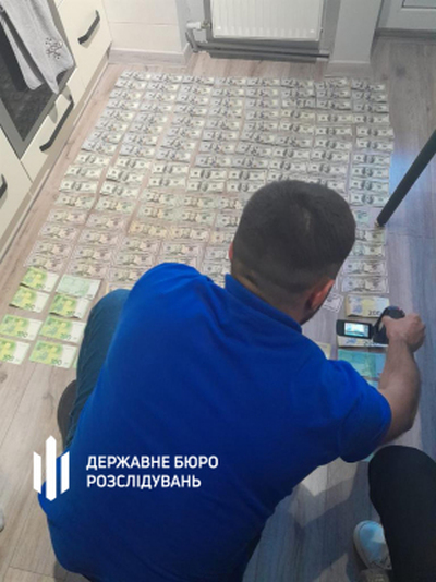 Чиновница во Львовской области пыталась съесть доллары при задержании