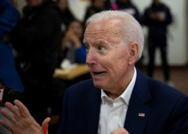 Деменция крепчала: Байден читает вслух с телесуфлера уже и служебные пометки