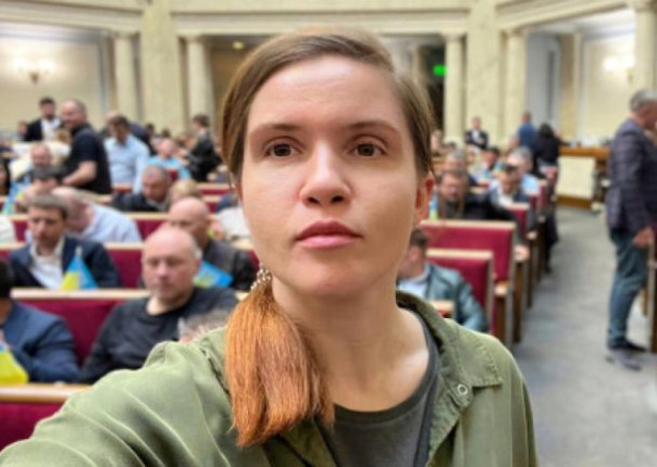 Депутат Безуглая хочет лишать гражданства и конфисковывать имущество у выехавших за границу мужчин