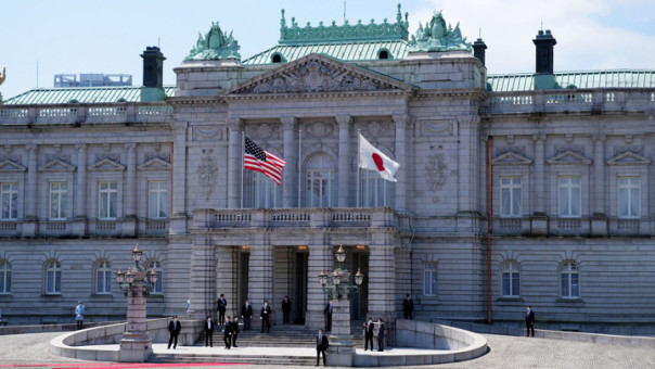 Как по-японски будет: "А нас за шо?".