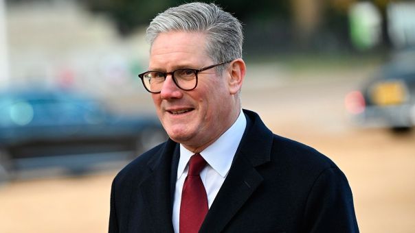 Кир Стармер целует зад Трампа с разбегу