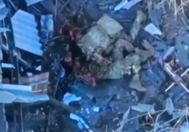 Коптер разведчиков заснял финал рукопашной схватки между российским бойцом и украинским боевиком 18+