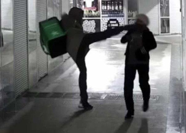 Курьер-мигрант вырубил бабушку ударом ноги в голову в Новосибирске