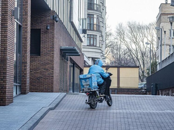 Курьеры-мигранты не смогут работать в Петербурге с 3 ноября &mdash; приложения им больше не доступны