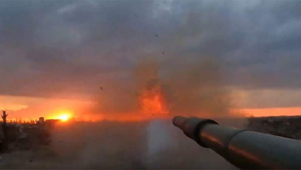 Квартальный счёт: войска штурмуют западную окраину Артёмовска | Брифинг МО РФ