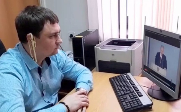 Михаила Абдалкина, который смотрел послание президента с макаронами на ушах, оштрафовали на 150 тысяч рублей