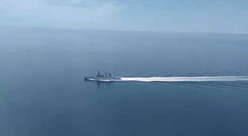 Минобороны опубликовало видео пролета над британским эсминцем