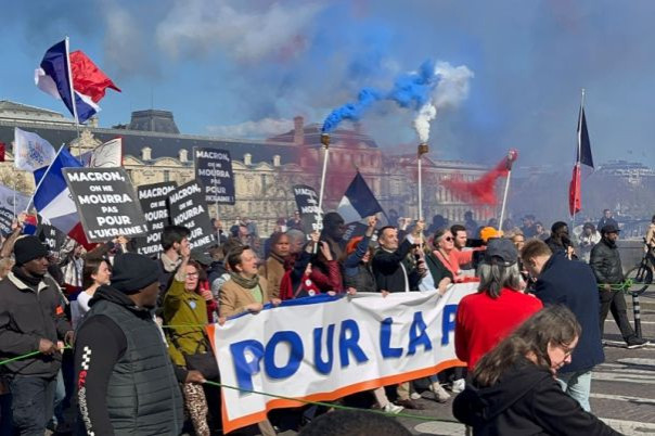 &laquo;Мы не будем умирать за Украину&raquo;. В Париже состоялась акция протеста против поставок оружия Киеву