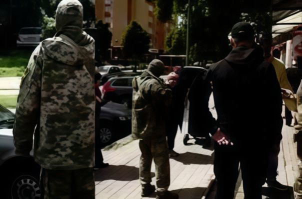 На Волыни сотрудники ТЦК отбивались слезоточивым газом от толпы работников предприятия