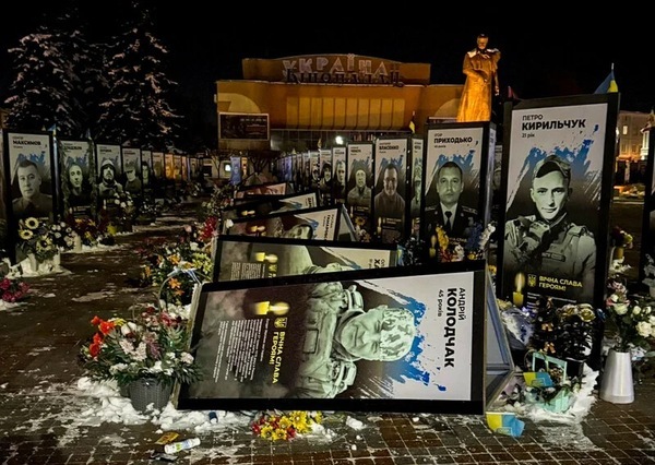 На западе Украины женщина устроила погром на &laquo;аллее славы&raquo; солдат ВСУ из-за усталости от войны