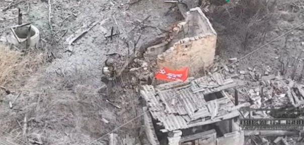 Над крайней точкой Марьинки танкисты ЮВО подняли флаг России и Знамя Победы!