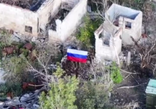 Над населенным пунктом Федоровка в Донецкой народной республике подняты российские флаги