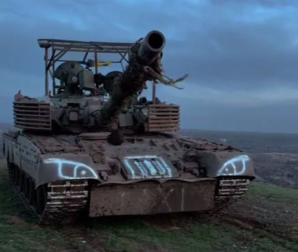 Наши бойцы затрофеили танк Т-80У ВСУ с новым тактическим знаком