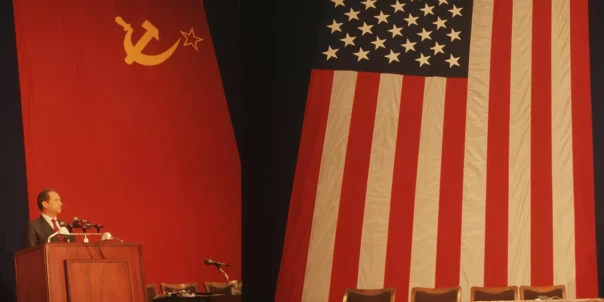 Неожиданный поворот истории: кто теперь в положении позднего СССР?