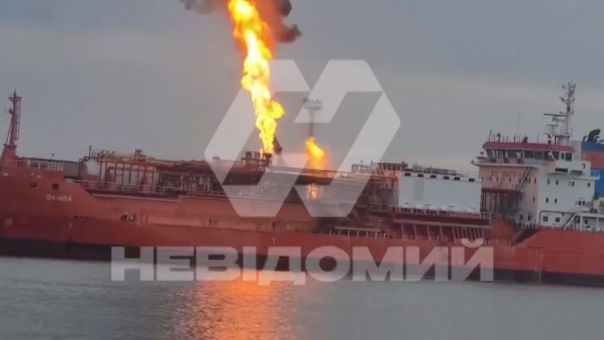 Под Одессой после прилёта "Гераней" горит газовоз, есть угроза большого взрыва