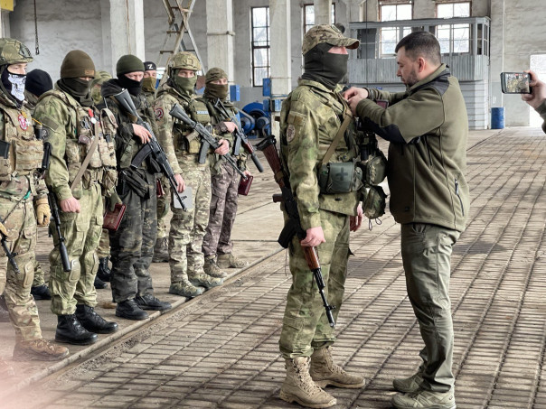 &laquo;Пример настоящего русского воинского братства&raquo;: Денис Пушилин наградил военнослужащих ЧВК &laquo;Вагнер&raquo;