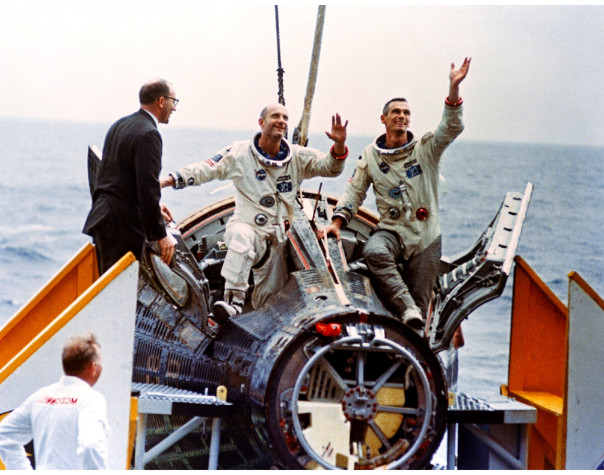 Простое доказательство того, что американцы не были на Луне | Полет США на Луну опять откладывается: нет скафандров