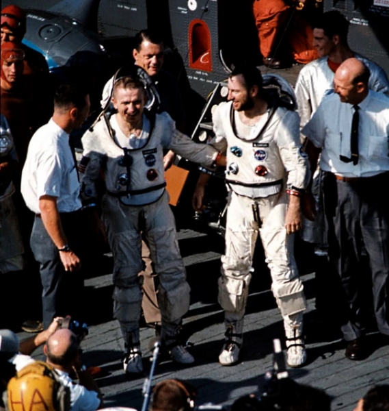 Простое доказательство того, что американцы не были на Луне | Полет США на Луну опять откладывается: нет скафандров