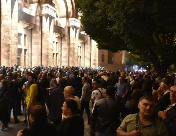 Протестующие начали устанавливать палатки на площади Республики в Ереване