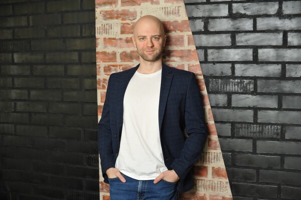 Россияне бросились скупать дешевые телевизоры. Взлетел спрос на ТВ под собственными брендами торговых сетей