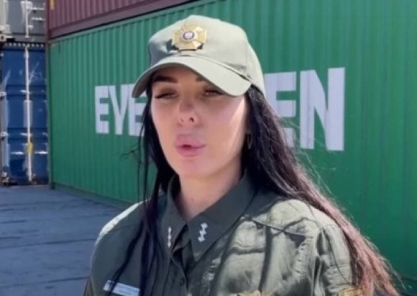 Служба такая. Капитан погранслужбы Украины разделась на фоне Эйфелевой башни