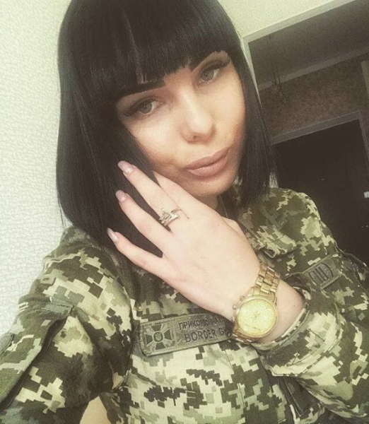 Служба такая. Капитан погранслужбы Украины разделась на фоне Эйфелевой башни