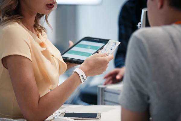 Создан универсальный язык программирования. Он позволяет писать одновременно на С, Python, JavaScript и так далее