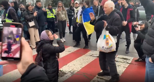 Толпа бесноватых рогулей глумилась над женщиной, молящейся у Киево-Печерской лавры