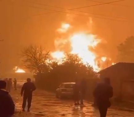 Укрофашисты нанесли удар по Шахтерску в ДНР, горит нефтебаза