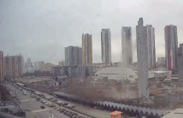 В Красногорске обрушилась опорная колонна демонтируемого горнолыжного комплекса «Снежком», есть пострадавшие, повреждено более 100 автомобилей