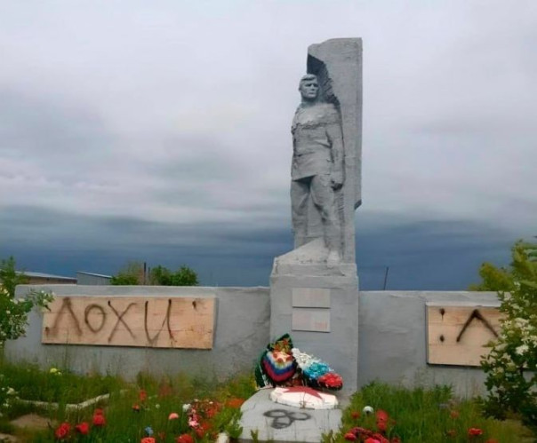 В Омской области вандалы осквернили памятник советским солдатам &mdash; на монументе героям ВОВ неизвестные написали &laquo;лохи&raquo;