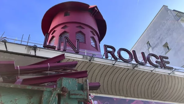 В Париже обрушились лопасти мельницы кабаре &laquo;Мулен Руж&raquo;