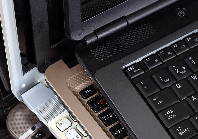 В России остановились продажи ноутбуков. На складах стареют сотни тысяч нераспроданных ПК. Грядут грандиозные скидки