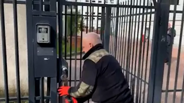 В Варшаве полиция ворвалась в здание школы при российском посольстве