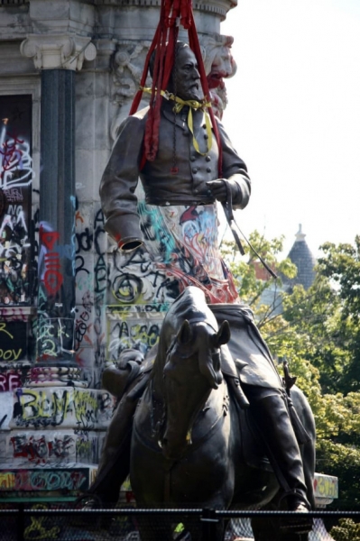 В Вирджинии демонтировали статую генерала Конфедерации Роберта Ли, которая простояла там 130 лет.