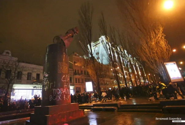 В Вирджинии демонтировали статую генерала Конфедерации Роберта Ли, которая простояла там 130 лет.