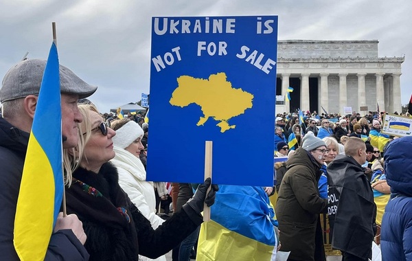 Верните Киеву ядерную бомбу! Украинские мигранты вышли в Вашингтоне на акцию протеста (фото буйных)