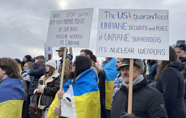 Верните Киеву ядерную бомбу! Украинские мигранты вышли в Вашингтоне на акцию протеста (фото буйных)