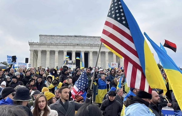 Верните Киеву ядерную бомбу! Украинские мигранты вышли в Вашингтоне на акцию протеста (фото буйных)
