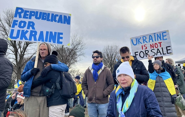 Верните Киеву ядерную бомбу! Украинские мигранты вышли в Вашингтоне на акцию протеста (фото буйных)