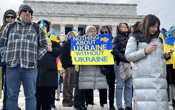Верните Киеву ядерную бомбу! Украинские мигранты вышли в Вашингтоне на акцию протеста (фото буйных)