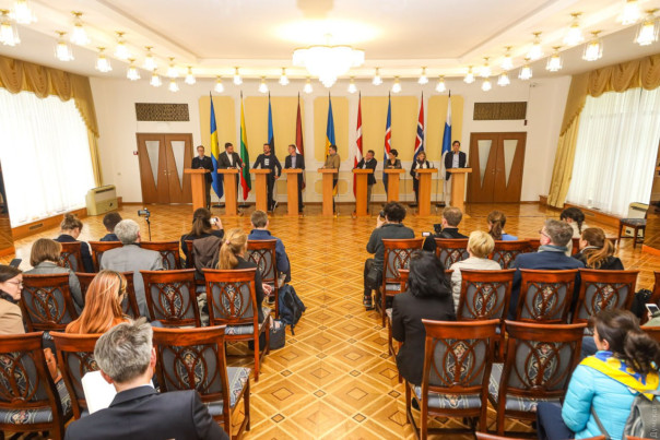 &laquo;Вестник психиатрии&raquo;: Карл III, Камилла и Кулеба&hellip; из Одессы с претензией на Крым