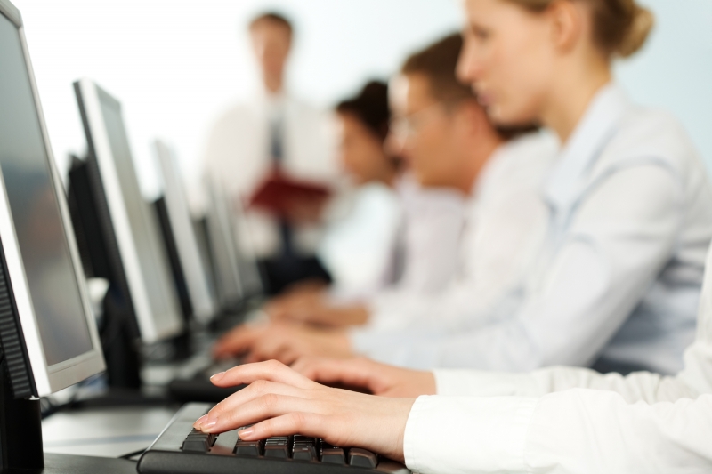 Выпущен первый в мире ТВ с экраном-гармошкой. Он стоит как Rolls-Royce. Видео