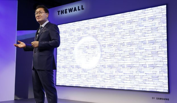 Выпущен первый в мире ТВ с экраном-гармошкой. Он стоит как Rolls-Royce. Видео