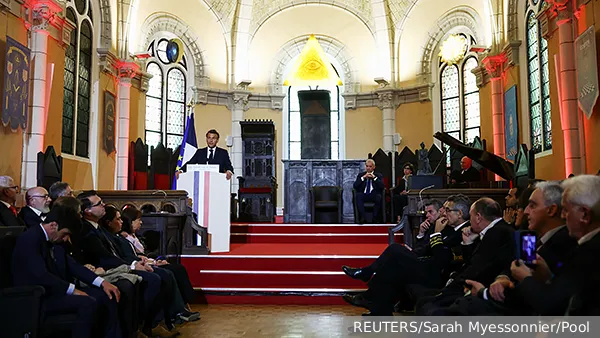 Зачем Макрон пошел на поклон к масонам