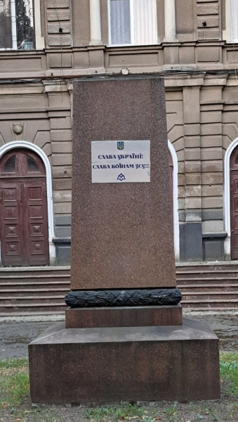 Заставь дурака Богу молиться - он и лоб расшибет.