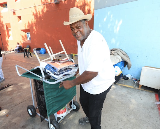 Жилищный кризис США: массовые переезды в дома на колесах | Новинка для бездомных: мобильный дом-​палатка, диван, сортир и стол в одном флаконе