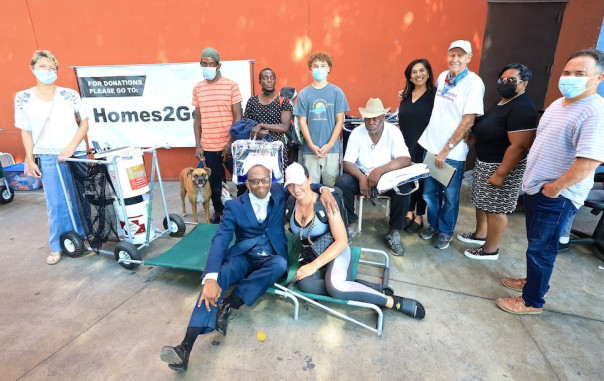 Жилищный кризис США: массовые переезды в дома на колесах | Новинка для бездомных: мобильный дом-​палатка, диван, сортир и стол в одном флаконе