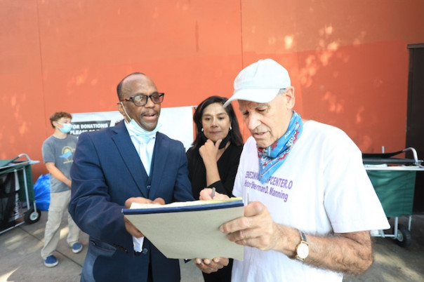 Жилищный кризис США: массовые переезды в дома на колесах | Новинка для бездомных: мобильный дом-​палатка, диван, сортир и стол в одном флаконе